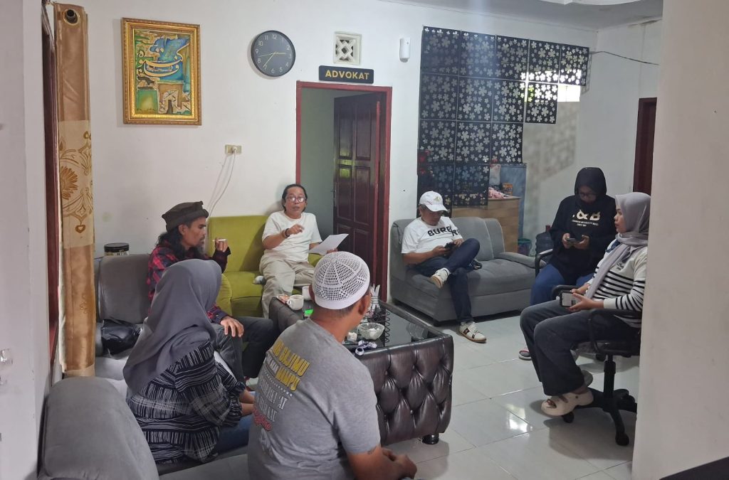 Ketua LBH Justiciabelen, Leon Simon SH, saat memberikan keterangan kepada wartawan terkait dugaan kasus bullying di SMAN 2 Padang Panjang, Jumat (29/5/2026). (Foto : Dioni/Gonews.id)