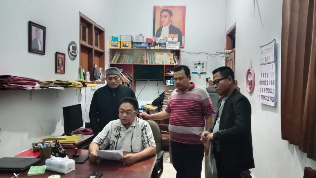 Tuduh Ketua DPRD Bondowoso Tak Berpendidikan dan Halalkan Korupsi, Eko Saputro Adukan Puluhan Akun TikTok ke Polisi Tim advokat Ketua DPRD Bondowoso Ahmad Dhafir memberikan keterangan kepada awak media usai menyampaikan pengaduan dugaan pencemaran nama baik ke Polres Bondowoso, Sabtu (30/5/2026).