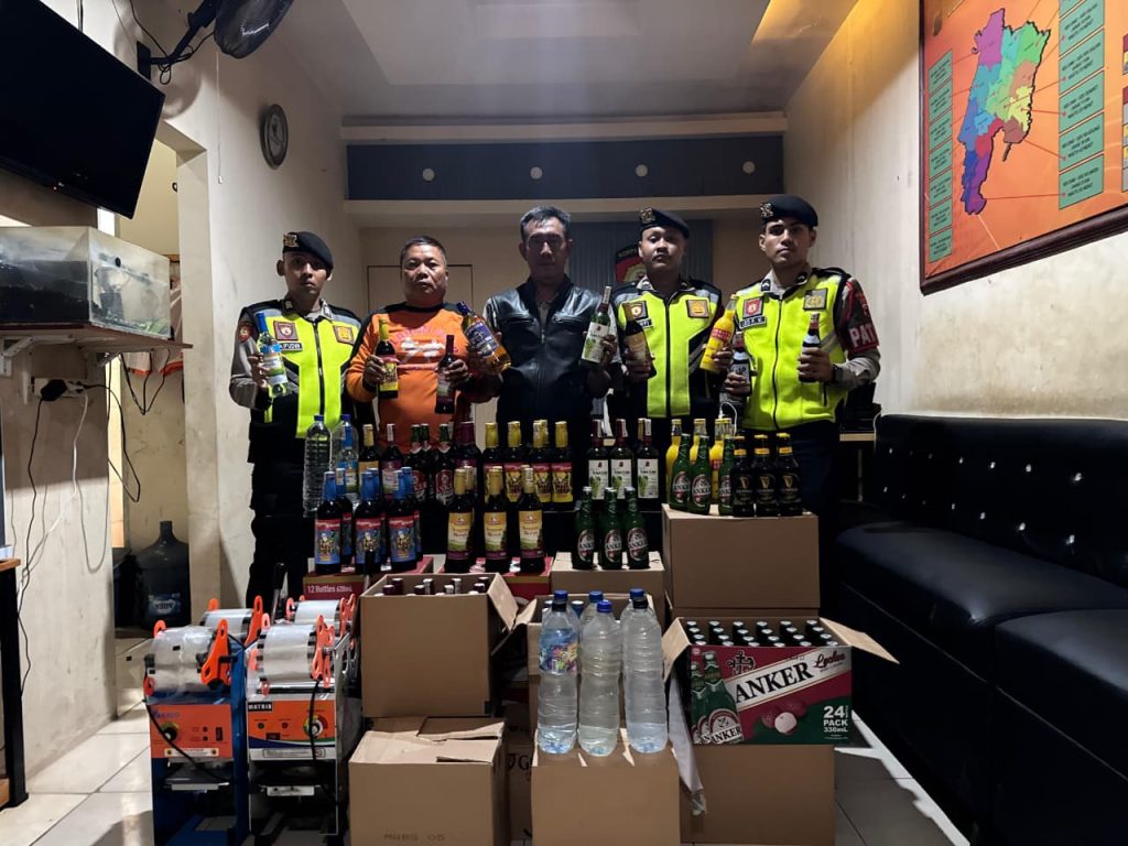 Polres Demak Amankan 324 Botol Miras dari Razia