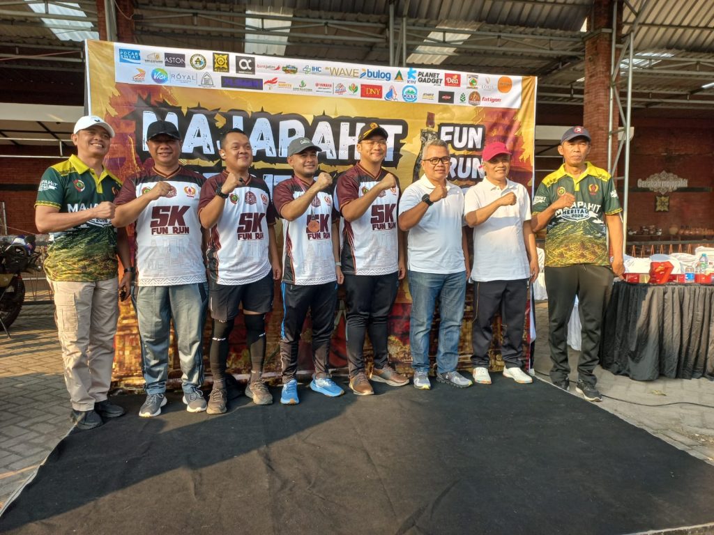 Penyerahan medali kepada para pemenang Majapahit Heritage Fun Run 5K 2026.
