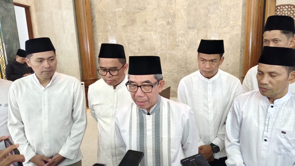 Bupati Kutai Timur Ardiansyah Sulaiman saat diwawancarai usai memberangkatkan Calon Jamaah haji 2026, Minggu (3/5/2026) (Wahyudi/GOnews.id)
