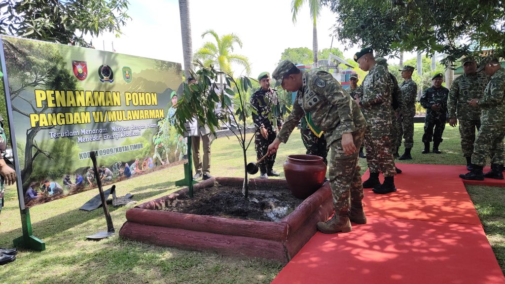 Pangdam VI/Mulawarman Mayjen TNI Krido Pramono S.H., M.Si saat menanam pohon musang king di Makodim 0909/Sangatta, Kalimantan Timur, Jumat (8/5/2026). (Wahyudi/Gonews.id)