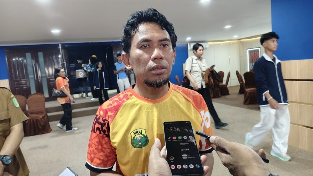 Jimmi, Ketua DPRD Kutim saat diwawancarai usai pembukaan Kejuaraan Bulutangkis Sirnas C di GOR Kudungga Kutim, Senin (11/5/2026) (Wahyudi/GOnews.id)