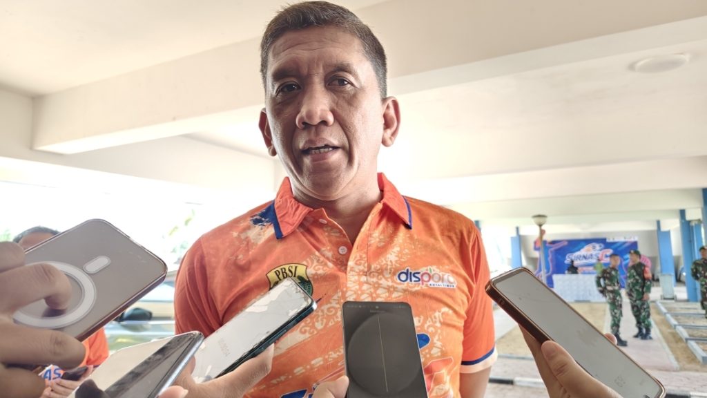 Basuki Isnawan, Kepala Dispora Kutim saat diwawancarai di GOR Kudungga Kutim, Senin (11/5/2026) (Wahyudi/GOnews.id)