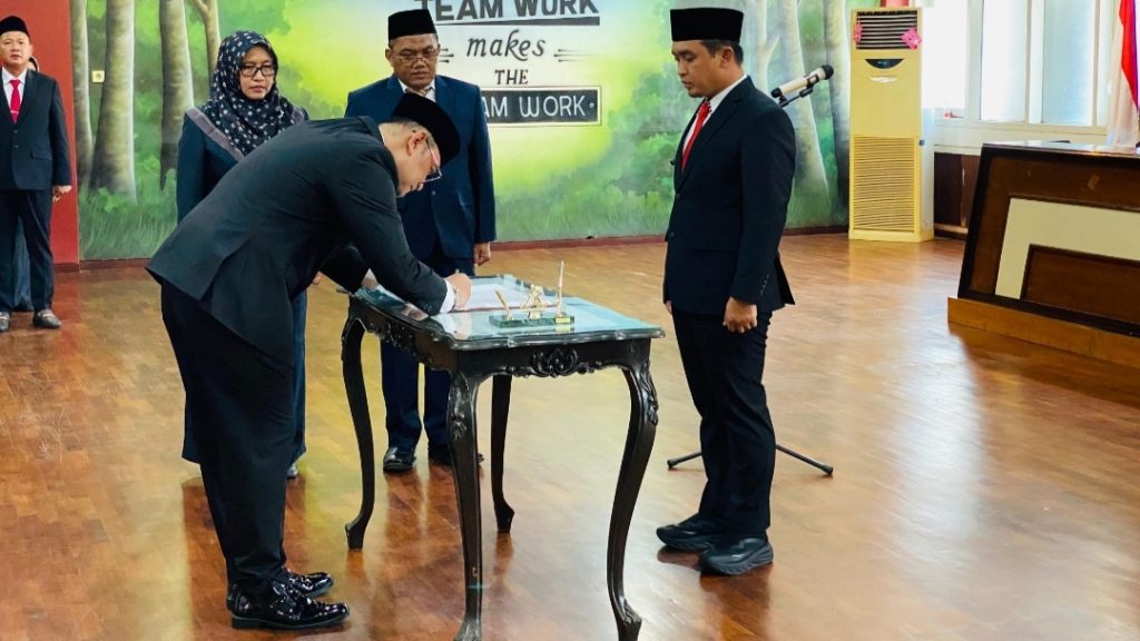 Penjabat Sekda Saat Menandatangani surat pelantikan. (Foto: Mufida)