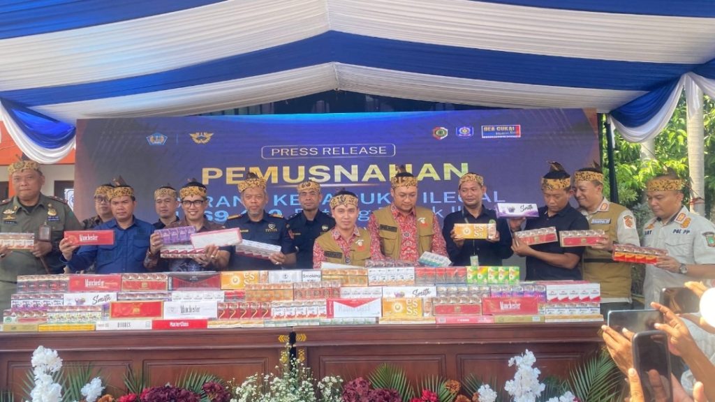 Pemkab Mojokerto Gandeng Bea Cukai Tingkatkan Edukasi Penanganan Rokok Ilegal dan Perlindungan Konsumen Bupati Mojokerto Dr. H. Muhammad Al Barra saat memimpin Pemusnahan rokok ilegal tersebut digelar secara simbolis di Pendopo Graha Majatama (GMT), Kamis (21/5/2026) (AN/GOnews.id)