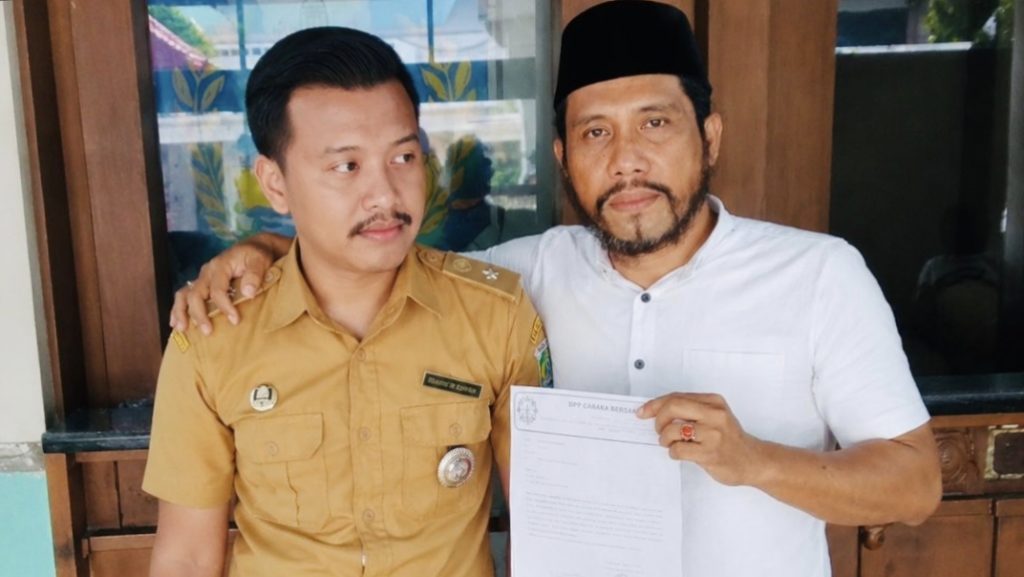Dugaan Limbah di Kali Kluwut Picu Keresahan, Warga Desak Investigasi dan Penindakan Tegas Kades kluwut bersama Ketua LSM berdaulat (foto: mufida).