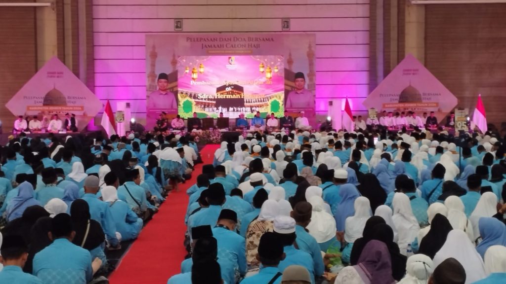 Pelepasan dan doa bersama jemaah calon haji Kabupaten Jember. Foto Edi Mulyono