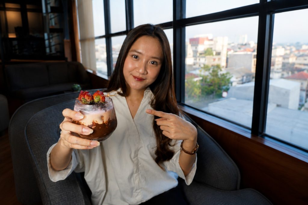 Aston Inn Jemursari Hadirkan Mocca Berry, Temani Sunset di Sky Lounge Surabaya Aston Inn Jemursari hadirkan Mocca Berry, minuman kopi coklat stroberi untuk temani sunset di Surabaya