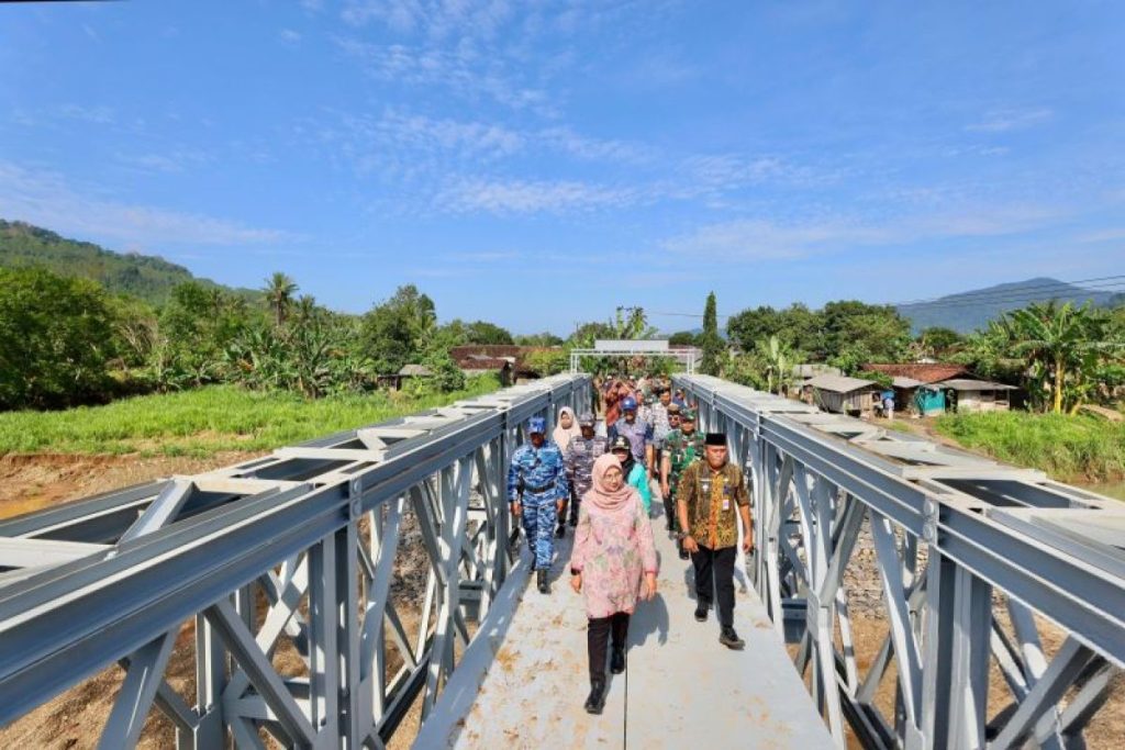 Banyuwangi Percepat Jembatan Sungai Lembu Bupati Banyuwangi, Ipuk saat meninjau jembatan darurat Sungai Lembu usai diterjang banjir 2025 lalu. (Istimewa).