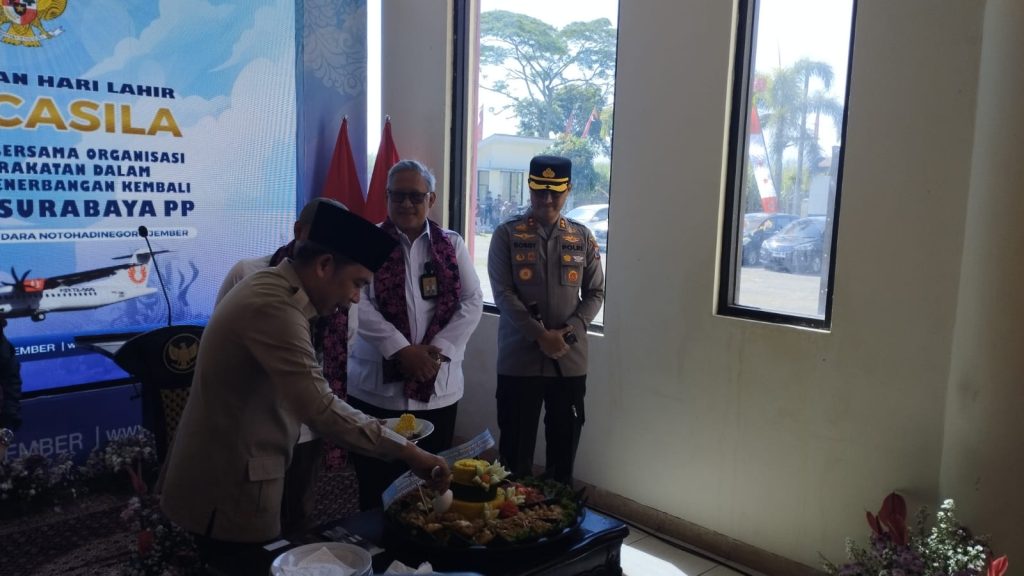 Bupati Jember Muhammad Fawait saat potong tumpeng meresmikan rute Surabaya Jember PP.Foto Edi Mulyono