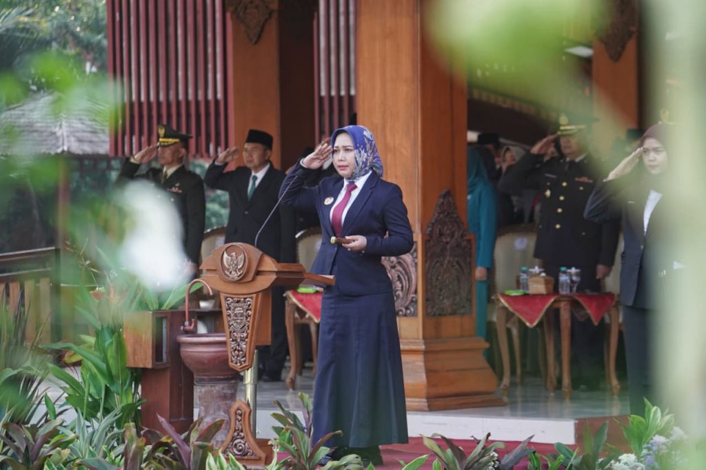 Pemkot Mojokerto Teguhkan Semangat Pancasila untuk Persatuan dan Perdamaian Wali Kota Mojokerto, Ika Puspitasari saat Upacara Peringatan Hari Lahir Pancasila Tahun 2026 di Lapangan Sasana Praja Abhipraya, Balaikota Mojokerto, Senin (1/6/2026).(dok.diskominfo)