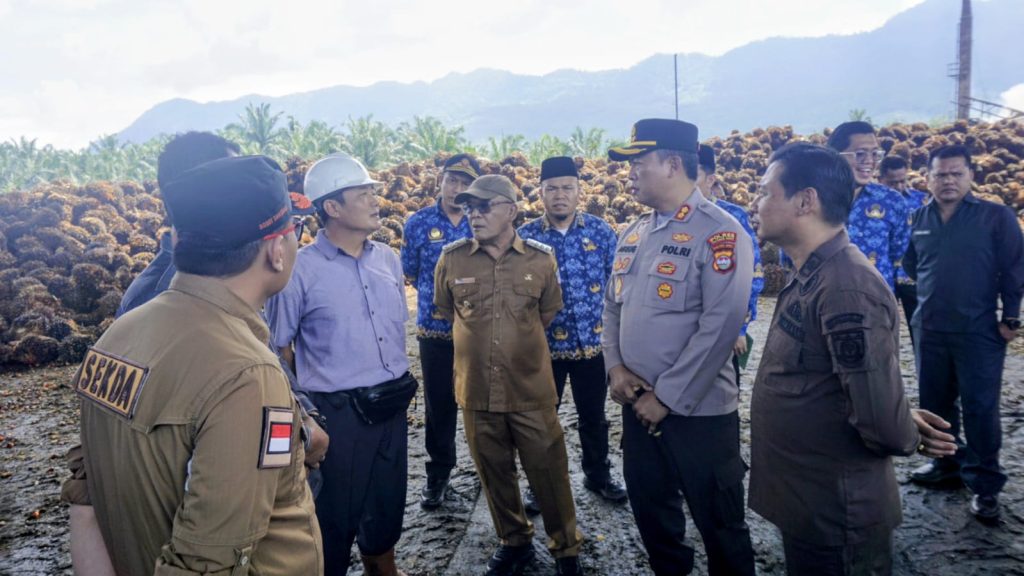 Bupati Pasbar Larang PKS Turunkan Harga TBS Sepihak