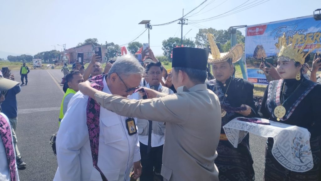 Rute Penerbangan Jember–Surabaya Resmi Beroperasi, Gus Fawait Sebut sebagai Hadiah Hari Lahir Pancasila untuk Warga Bupati Jember Muhamad Fawait saat sambut kedatangan tamu kehormatan di bandara Noto Hadinegoro. Foto Edi Mulyono