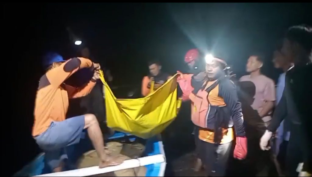Tim SAR saat temukan korban kedua di pantai Payangan. Foto BPBD Jember .