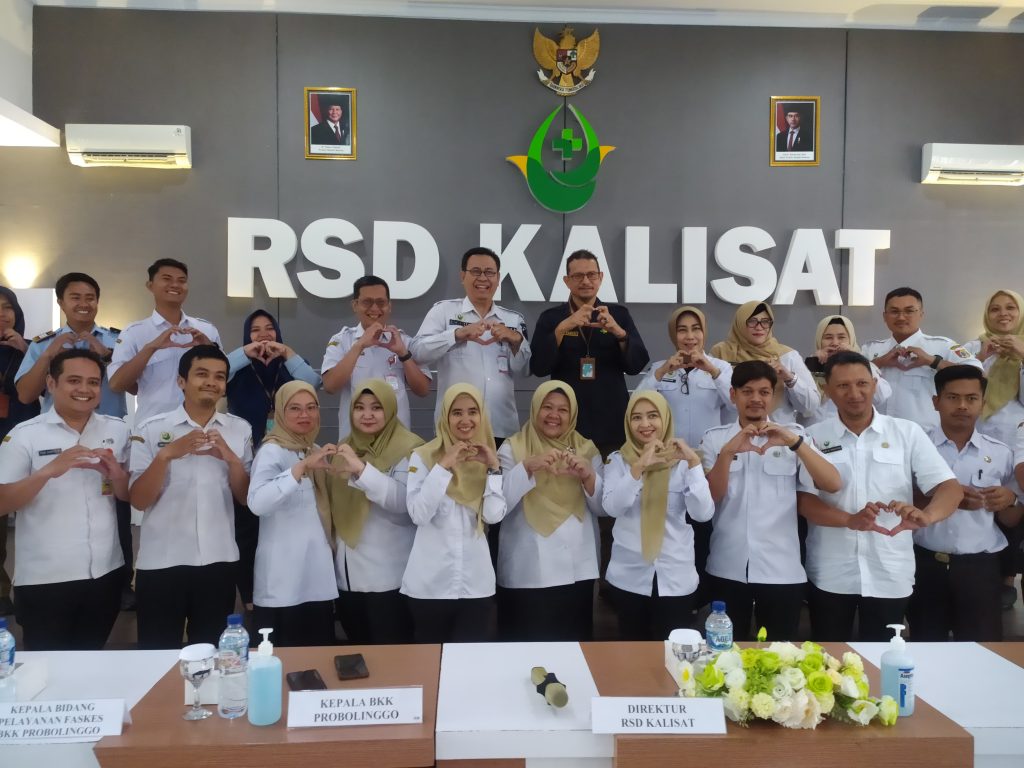 Direktur RSD Kalisat bersama para karyawan.Foto Edi Mulyono