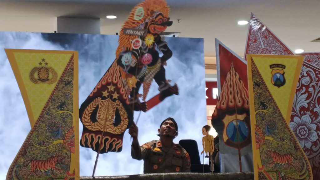 Kompol Bowo Wicaksono Kapolsek Kediri Kota saat memainkan wayang Karton dengan tema "Tujuh Kebiasaan Anak Indonesia Hebat". ‎