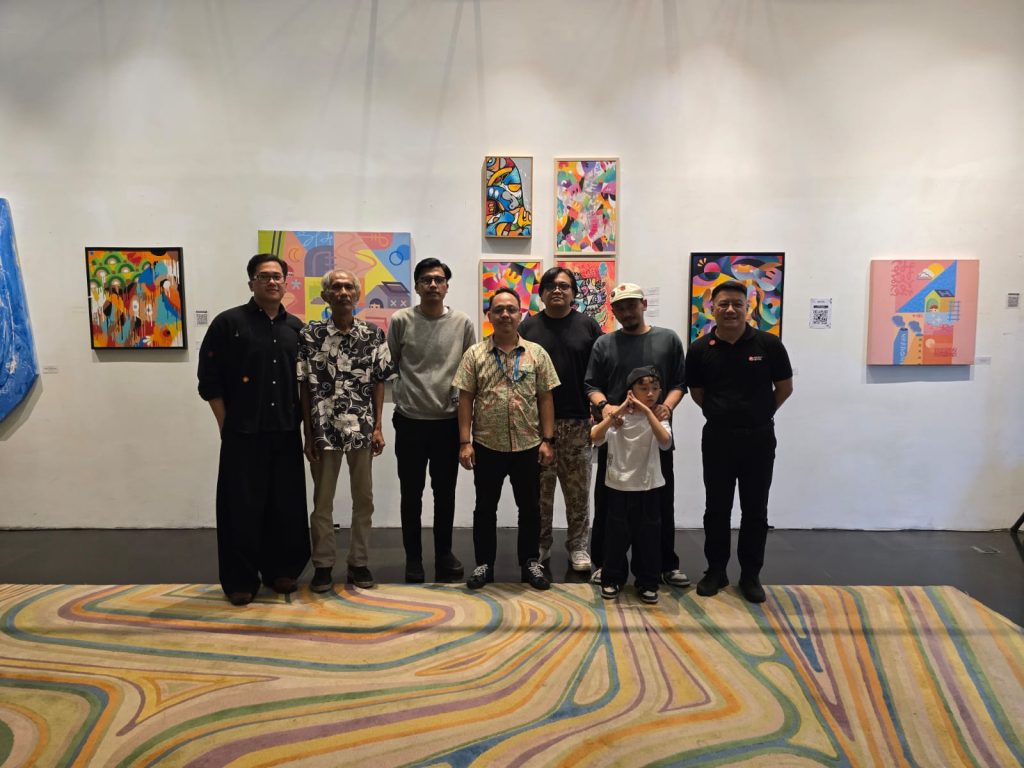 ARTOTEL Hayam Wuruk Surabaya menghadirkan pameran seni Fraktal yang menampilkan 25 karya dari tiga seniman Indonesia.