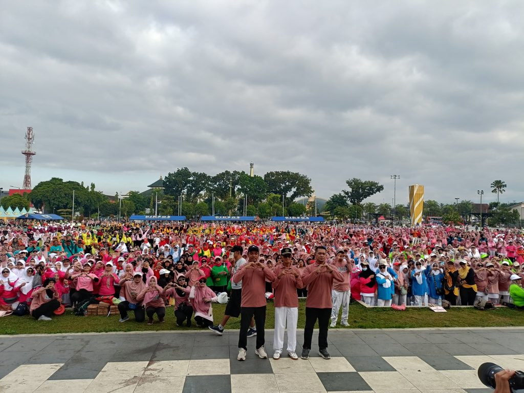 Saat seribu lebih para Lansia ikuti senam bersama menyambut hari lansia nasional di alun alun kota Jember. Foto Edi Mulyono
