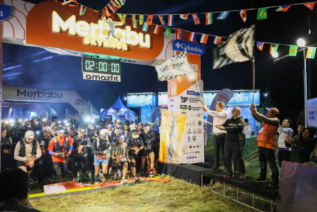 Sekda jateng Sumarno melepas peserta Merbabu skyrace di kabupaten Semarang (GOnews.id)