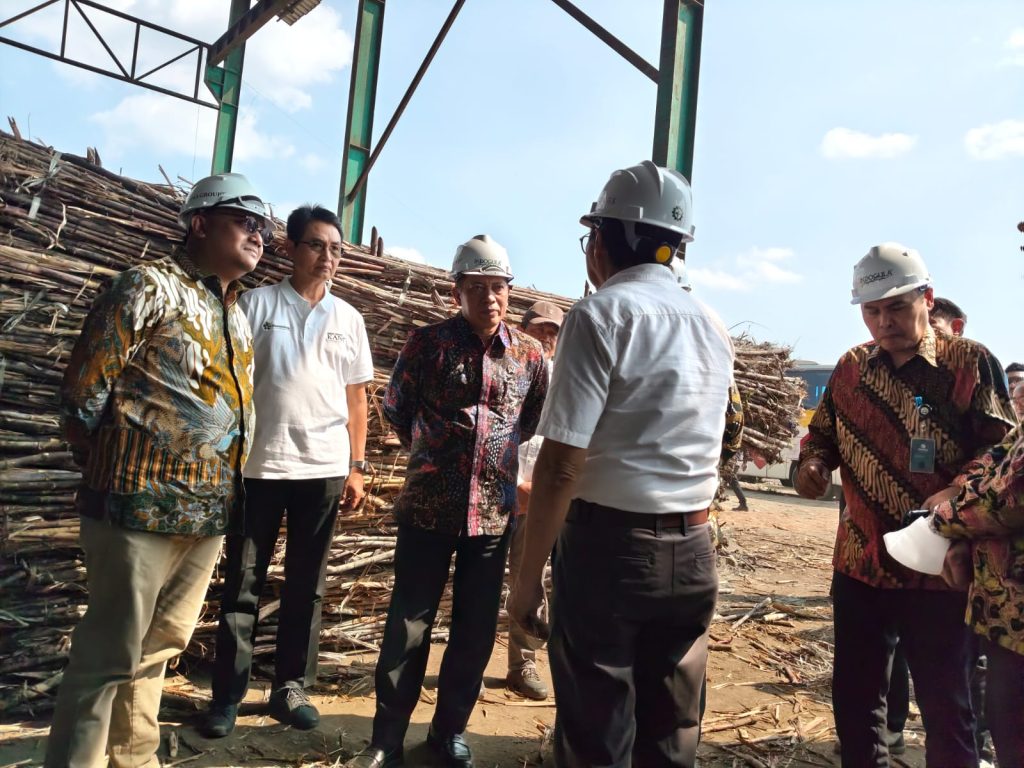 Menteri Koperasi Republik Indonesia Ferry Juliantono ( no 3 dari kiri) saat mengunjungi PT Indogula Jayabaya Desa Banjaranyar Kecamatan Kras Kabupaten Kediri, Jawa Timur