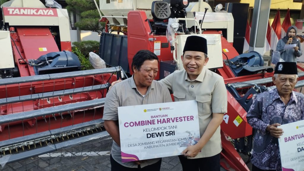 Gus Fawait Dorong Regenerasi Petani Muda di Jember Bupati Jember Muhamad Fawait saat berikan bantuan kepada kelompok petani di halaman kantor dinas TPHP Jember. Foto Edi Mulyono
