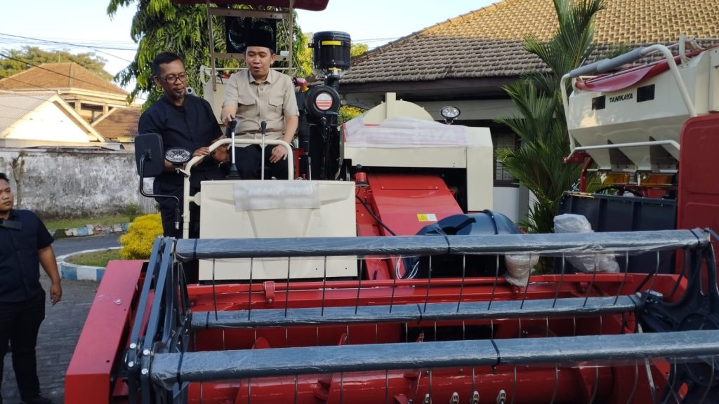 Bupati Jember Muhamad Fawait saat mencoba alsintan bantuan untuk petani.foto Edi Mulyono