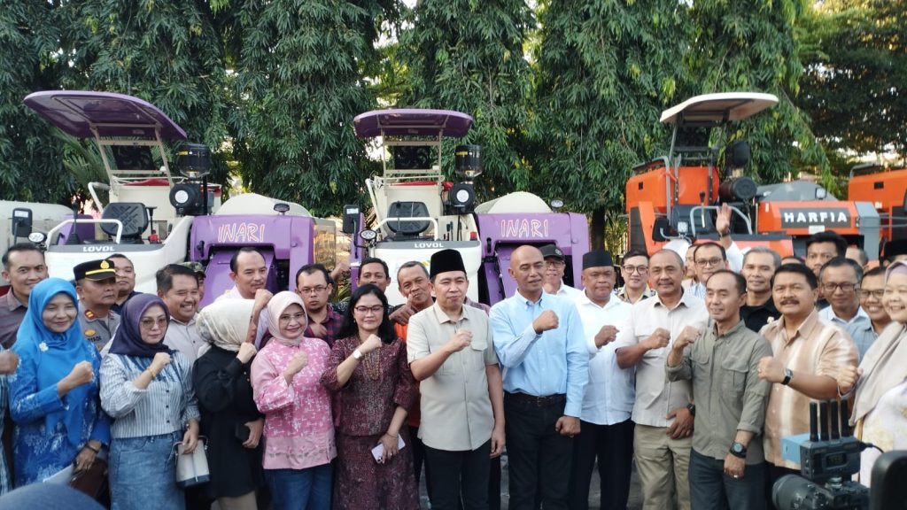 Gus Fawait Tegaskan Komitmen Majukan Pertanian Jember, Siap Cabut Izin Kios Nakal Penyalur Pupuk Subsidi Bupati Jember Muhamad Fawait (tengah ) bersama kepala OPD seusai acara pro gus e Update. Foto Edi Mulyono