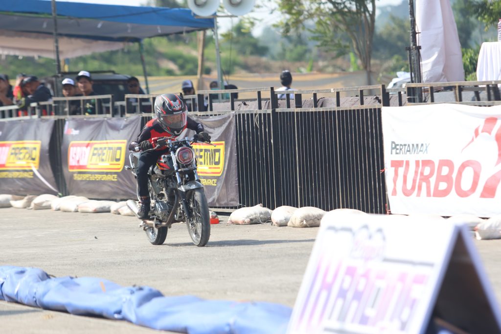 Pembalap Sedang Berlaga di Kejuaraan Nasional (Kejurnas) Drag Bike Region 2 Putaran 1 Jawa Timur yang digelar di Sirkuit Gunung Kelud, Kabupaten Kediri