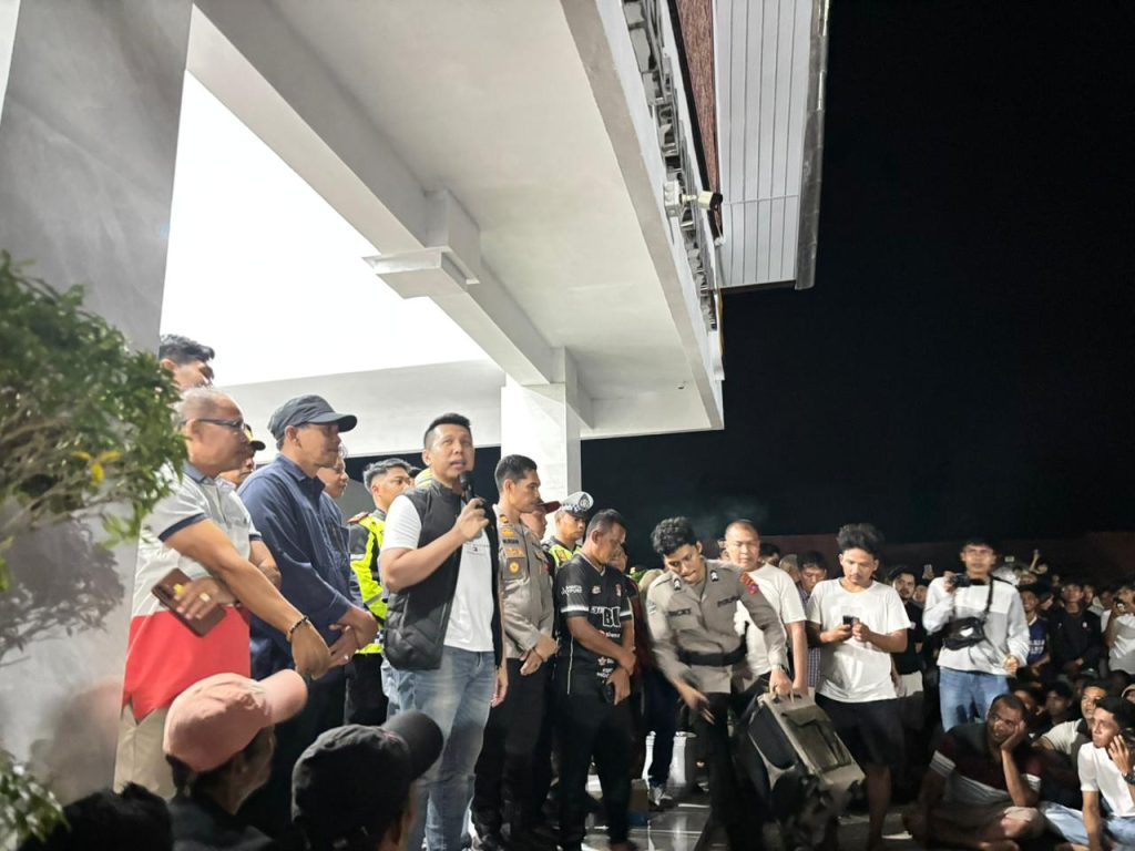 Ribuan Warga Datangi Mapolres Sijunjung, Protes Pemberitaan Tambang Dinilai Tak Berimbang keterangan fhoto : Ribuan Warga Kepung Mapolres Sijunjung, Tuntut Klarifikasi Isu Tambang. Minggu malam , (7/6/2026) ( Fhoto : Dioni /Gonews.id)