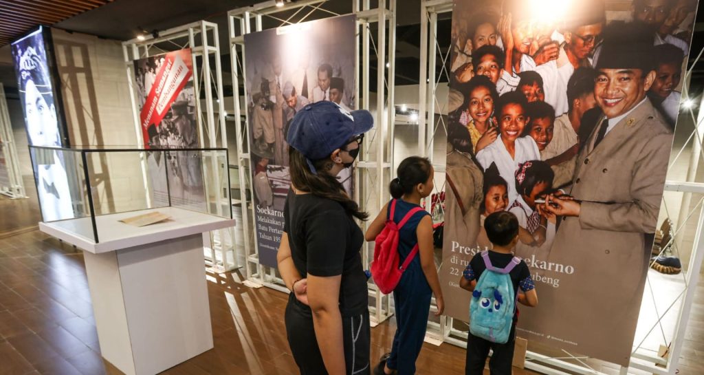 Pameran “Aku Arek Suroboyo” Telusuri Jejak Bung Karno Pengunjung Pameran "Aku Arek Suroboyo" di Alun-Alun Suroboyo, Jalan Gubernur Suryo, Kecamatan Genteng, Surabaya, Sabtu (6/6/2026).