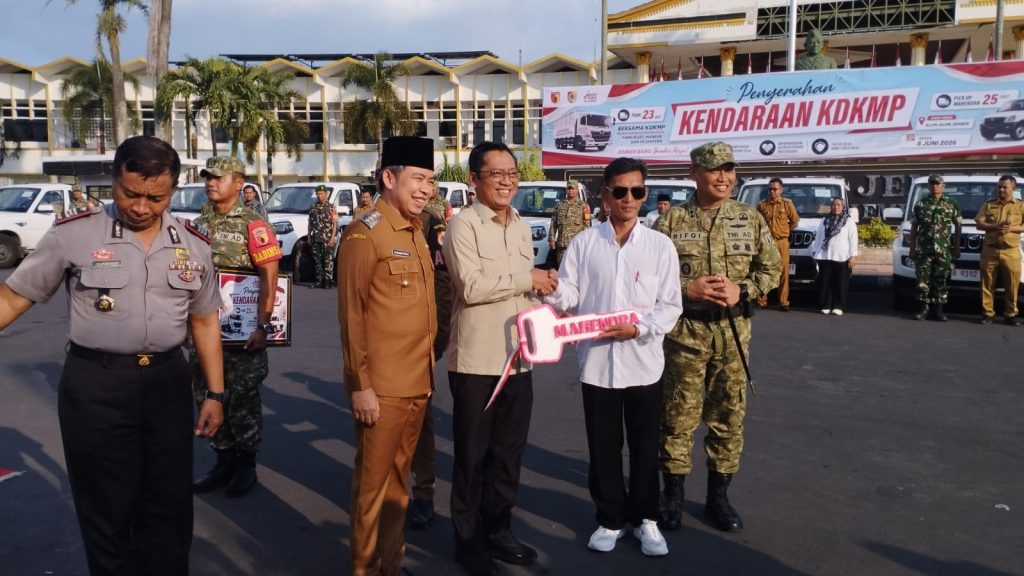 23 Truk dan 25 Pick Up Diserahkan untuk KDMP, Gus Fawait: Koperasi Jadi Motor Penggerak Ekonomi Desa Bupati Jember Muhamad Fawait saat serahkan kendaraan kepda ketua KDMP didepan pemkab Jember. Foto Edi Mulyono