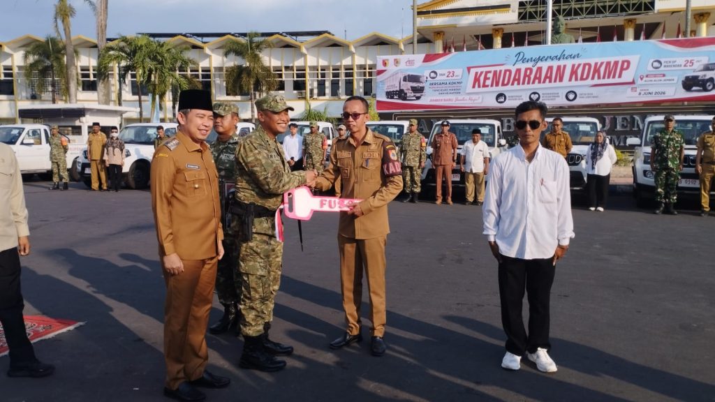 42 Gedung KDMP Rampung 100 Persen, Pemkab Jember Serahkan 48 Kendaraan Operasional untuk Perkuat Ekonomi Desa Dandim 0824 Letkol Inf Rifqi Muhammad Syuhada bersama Bupati Jember Muhamad Fawait saat serahkan Kunci kendaraan secara simbolis.foto Edi Mulyono