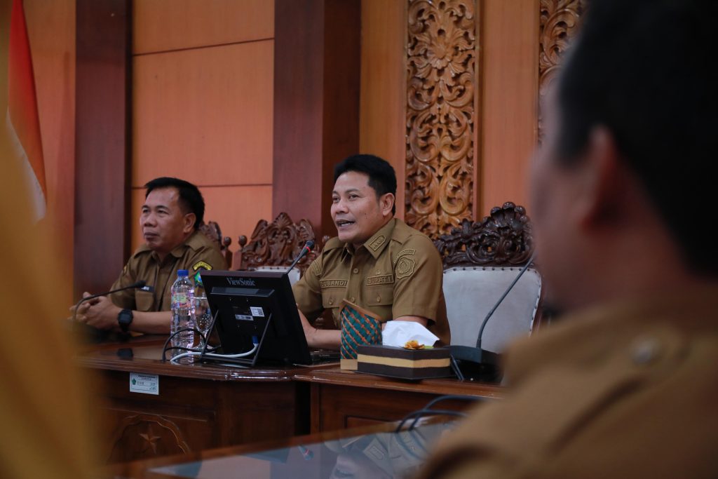 Sidoarjo Perkuat Sistem Sampah, Cegah Krisis TPA Rapat penguatan strategi sampah dari hulu ke hilir dipimpin Bupati Sidoarjo siapkan Rp 18,14 M untuk peningkatan TPS 3R dan dorong digitalisasi pengelolaan sampah,Senin (08/06/2026)