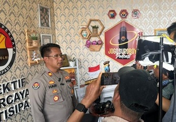 Polisi Ringkus Dua Pelaku Pengeroyokan Mahasiswa Kasi Humas Polrestabes Surabaya, AKP Hadi Ismanto, saat memberikan keterangan Pers di Mapolrestabes Surabaya, Jalan Sikatan No.1 Surabaya.