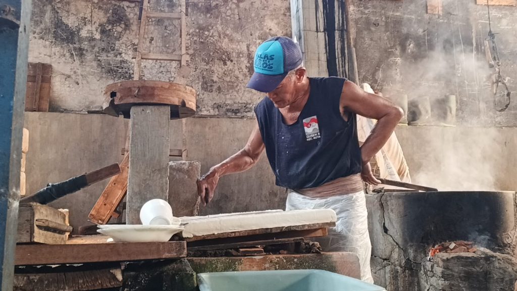 Harga Kedelai Naik, Perajin Tahu Kediri Kurangi Produksi Perajin tahu di Kampung Tahu Tinalan Kota Kediri sedang memotong tahu setelah melalui proses pengepresan