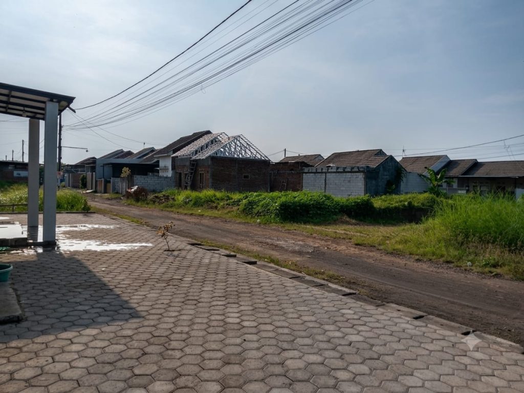 Jebakan ‘Surga’ Kavling Murah di Pasuruan: Konsumen Gigit Jari, Pengembang Diduga Dibayangi Risiko Hukum Caption : Lokasi Perumahan AB yang berdiri di sebani (foto:mufida).
