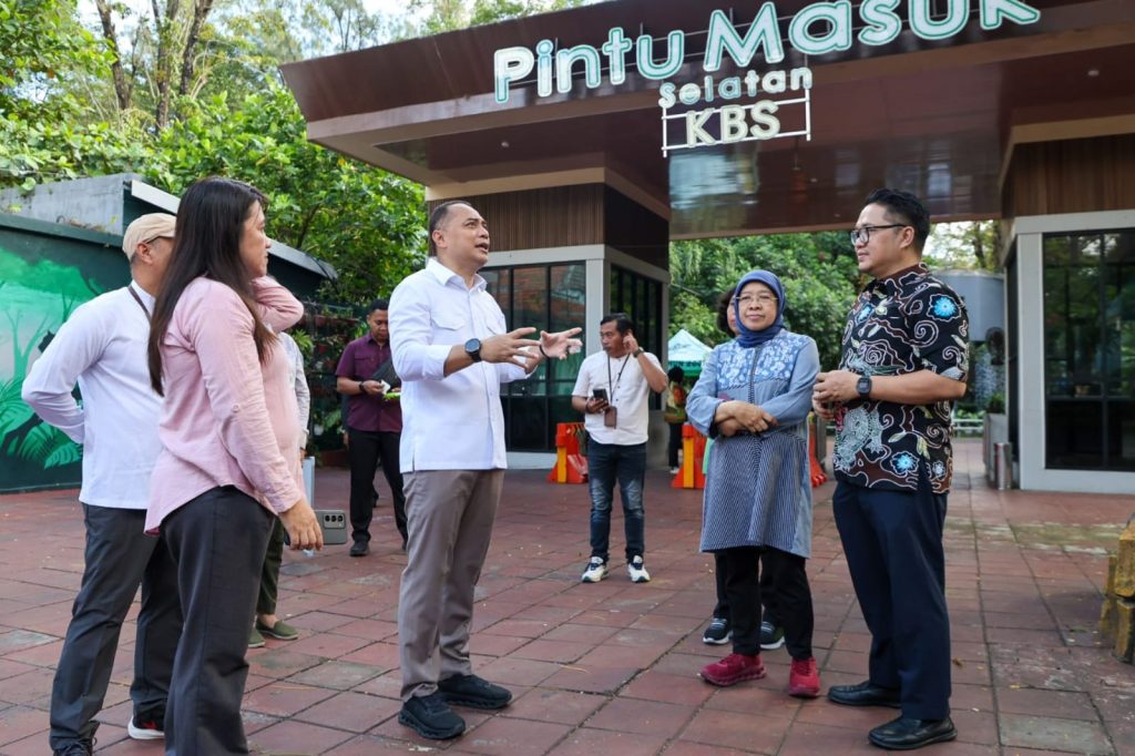 Pemkot Surabaya Tata Plaza KBS Demi Night Zoo Wali Kota Surabaya, Eri Cahyadi, memberikan arahan konsep penataan di area KBS, Selasa (9/6/2026). (Humas Pemkot Surabaya)