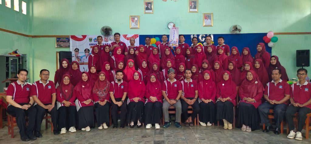 Keterangan Foto: Kebersamaan Kepala SMKN 2 Sawahlunto, panitia, dan siswa dalam kegiatan Class Meeting 2026. Rabu (10/6/2026) (Fhoto : Dioni/Gonews.id)