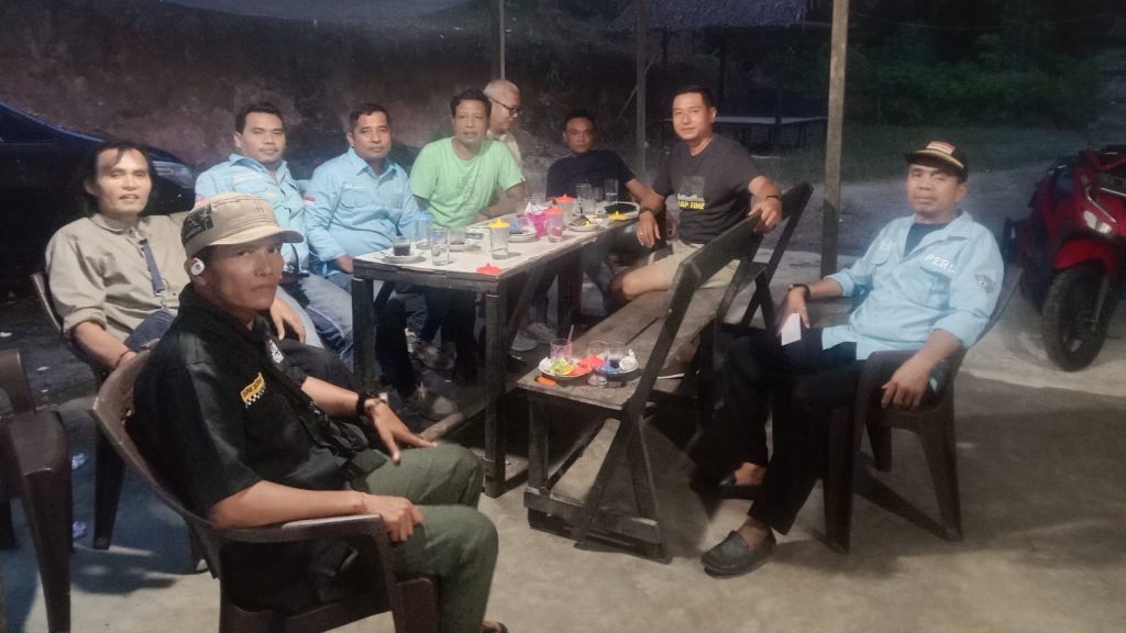 AJO Pasbar dan Polsek Gunung Tuleh Perkuat Sinergi Kapolsek Gunung Tuleh, Iptu Adean Putra, didampingi Kanit Reskrim Ipda Rahmat Gultom, Mengabdikan Moment Bersama Jajaran Pengurus AJO Pasbar. (Saipen/GOnews.id)