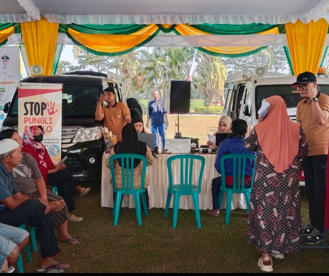Sayoga, S.sos, Kepala Bidang Pengolahan Pnformasi Administrasi Dukcapil Madiun sedang melayani masyarakat buat urus surat kependudukan