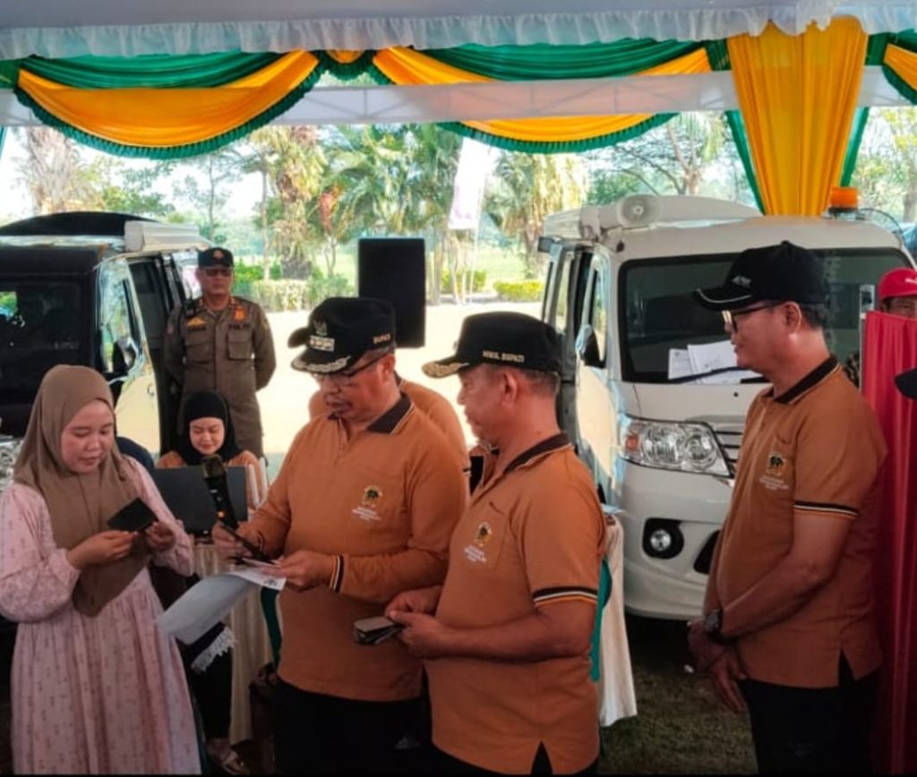 Leladi Sesami Dispendukcapil Madiun Diserbu Warga Bupati Madiun Hari Wuryanto dan Wakil Bupati Purnomo Hadi melakukan penyerahan dokumen kependudukan kepada masyarakat