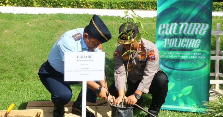 Kapolda Sumbar dan Sesko TNI Tanam Pohon Bersama Kapolda Sumbar bersama Dansesko TNI dan jajaran menanam pohon Gaharu di Mapolda Sumbar, Rabu (10/6/2026). (Foto : Dioni/Gonews.id)