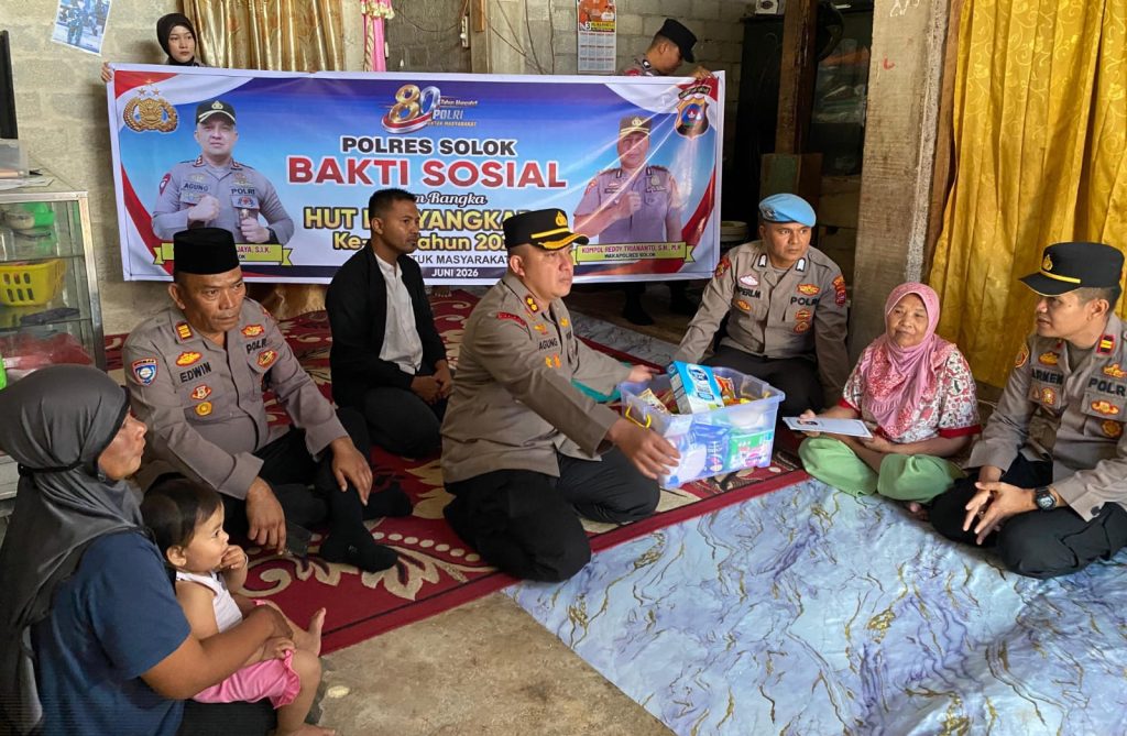 Hari Bhayangkara, Kapolres Solok Bantu Warga Sakit Kapolres Solok AKBP Agung Pranajaya, S.IK menyerahkan bantuan sembako kepada warga kurang mampu di Jorong Panarian, Nagari Talang, Kecamatan Gunung Talang, Kabupaten Solok, Rabu (10/6/2026). (Foto : Dioni/Gonews.id)