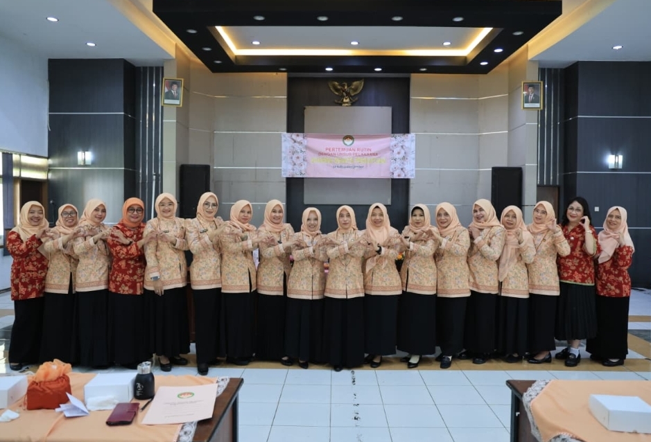 DWP Jember Perkuat UMKM dan Gerakan Peduli Lingkungan Ibu ibu Dharma Wanita Persatuan ( DWP) sesuai ikuti rapat koordinasi. Foto Diskominfo