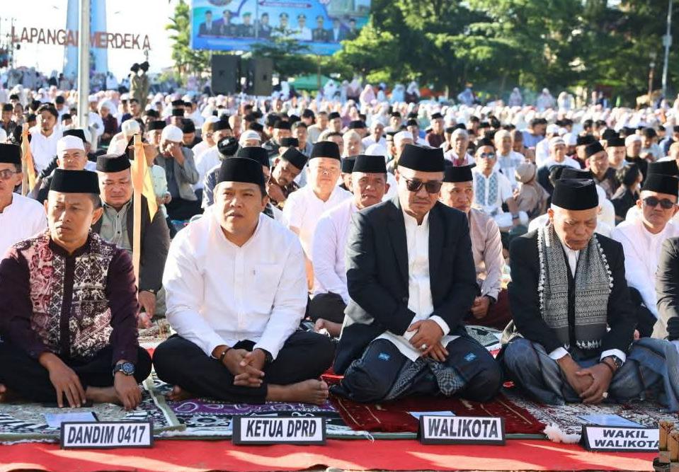 Alfin dan Azhar Sholat Idul Adha Bersama Warga Wali Kota Alfin dan Wakil Wali Kota Azhar Hamzah mengikuti Sholat Idul Adha 10 Zulhijjah 1447 H yang berlangsung khidmat di Lapangan Merdeka Kota Sungai Penuh.