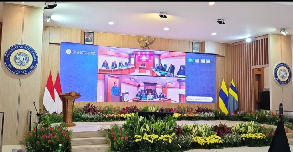 Raih Doktor, Gus Fawait Usung Belanja Pro-Rakyat Bupati Jember Muhammad Fawait saat lakukan sidang promosi doktor di Fakultas Ekonomi dan Bisnis Universitas Airlangga. Foto istimewa
