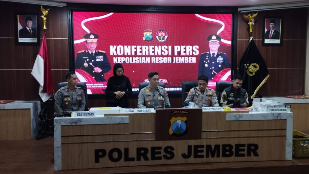 Polres Jember Terbaik di Jatim, Sukses Tuntaskan 331 Kasus dan Tekan Aksi Begal hingga Nol Kapolres Jember AKBP Bobby A Condroputra saat lakukan konfrensi pers.Edi Mulyono