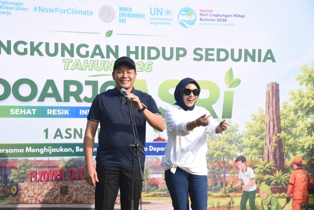 Subandi-Mimik Kompak Tanam Pohon, Sidoarjo Hijau Dimulai :Bupati Subandi & Wabup Mimik Idayana kompak tanam pohon pucuk merah bareng ASN Sidoarjo, Gerakan Sidoarjo Asri dimulai dari Flyover Djuanda Aloha, Jumat (12/06/2026).