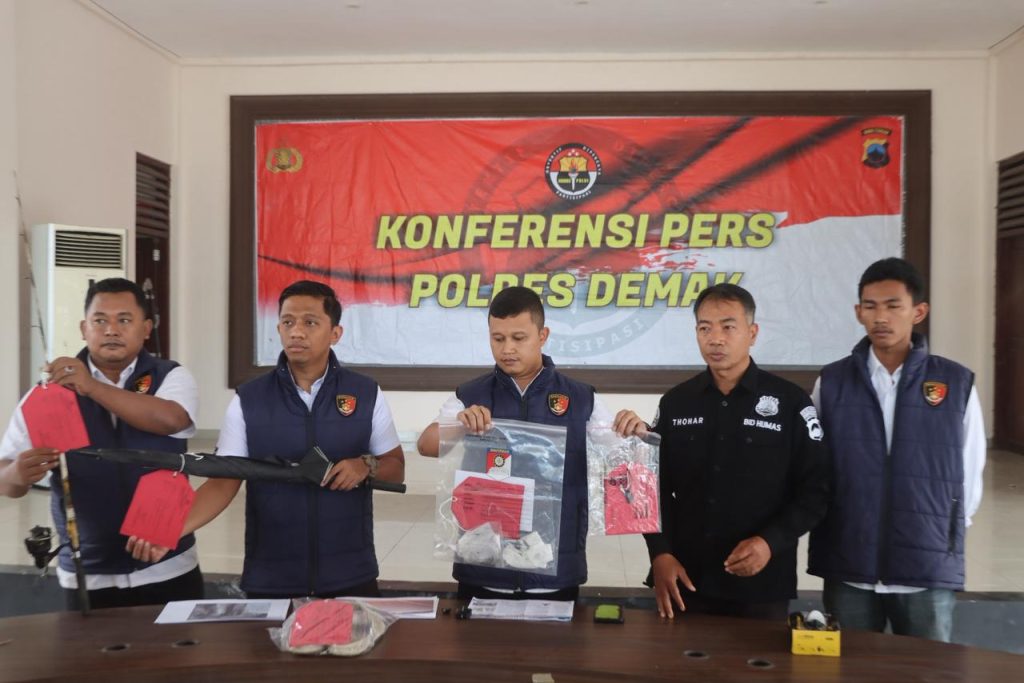 Polisi Demak Ringkus Pembakar Dua Rumah Karangawen Kepala Satuan Reserse Kriminal Polres Demak AKP Arlan Budi Kusuma beserta jajarannya sedang menjelaskan kronologis pembakaran dua rumah (GOnews.id)